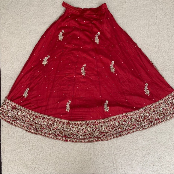 Traditional Pakistani Indian bridal lehenga in red - Picture 12 of 16